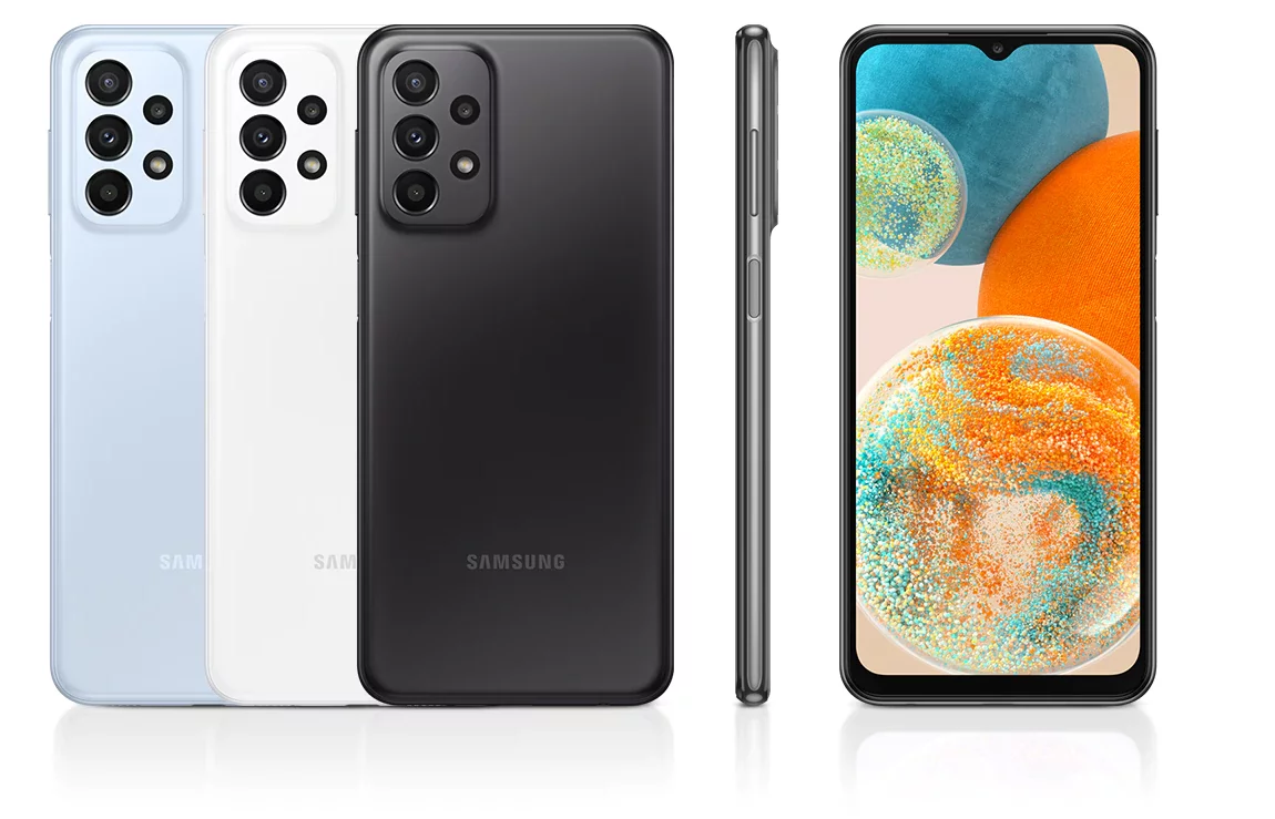 Trois smartphones Samsung Galaxy, vus de dos, alignés dans trois couleurs : bleu clair, blanc et noir. Le dos de chaque téléphone présente un module de triple appareil photo. À droite des trois téléphones, le modèle noir est présenté de profil et de face, où son grand écran affiche un fond d'écran abstrait aux couleurs vives (orange, bleu, vert et blanc) avec un motif de cercle flottant.