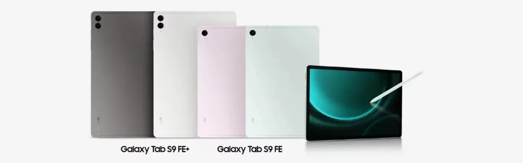 Quatre tablettes Samsung Galaxy Tab S9 FE sont présentées côte à côte, vues de dos, dans différentes couleurs. De gauche à droite, elles sont de couleur gris foncé (Graphite), blanche (Crème), rose et vert clair (Menthe). Les deux tablettes de gauche, plus grandes, sont étiquetées "Galaxy Tab S9 FE+" et les deux suivantes sont étiquetées "Galaxy Tab S9 FE".