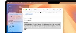 Dans l’app Mail s’affiche un e-mail ouvert en cours de rédaction dont le texte est surligné. Les options de réécriture de la fonctionnalité Outils d’écriture d’Apple Intelligence sont ouvertes, avec l’option Professionnel sélectionnée.