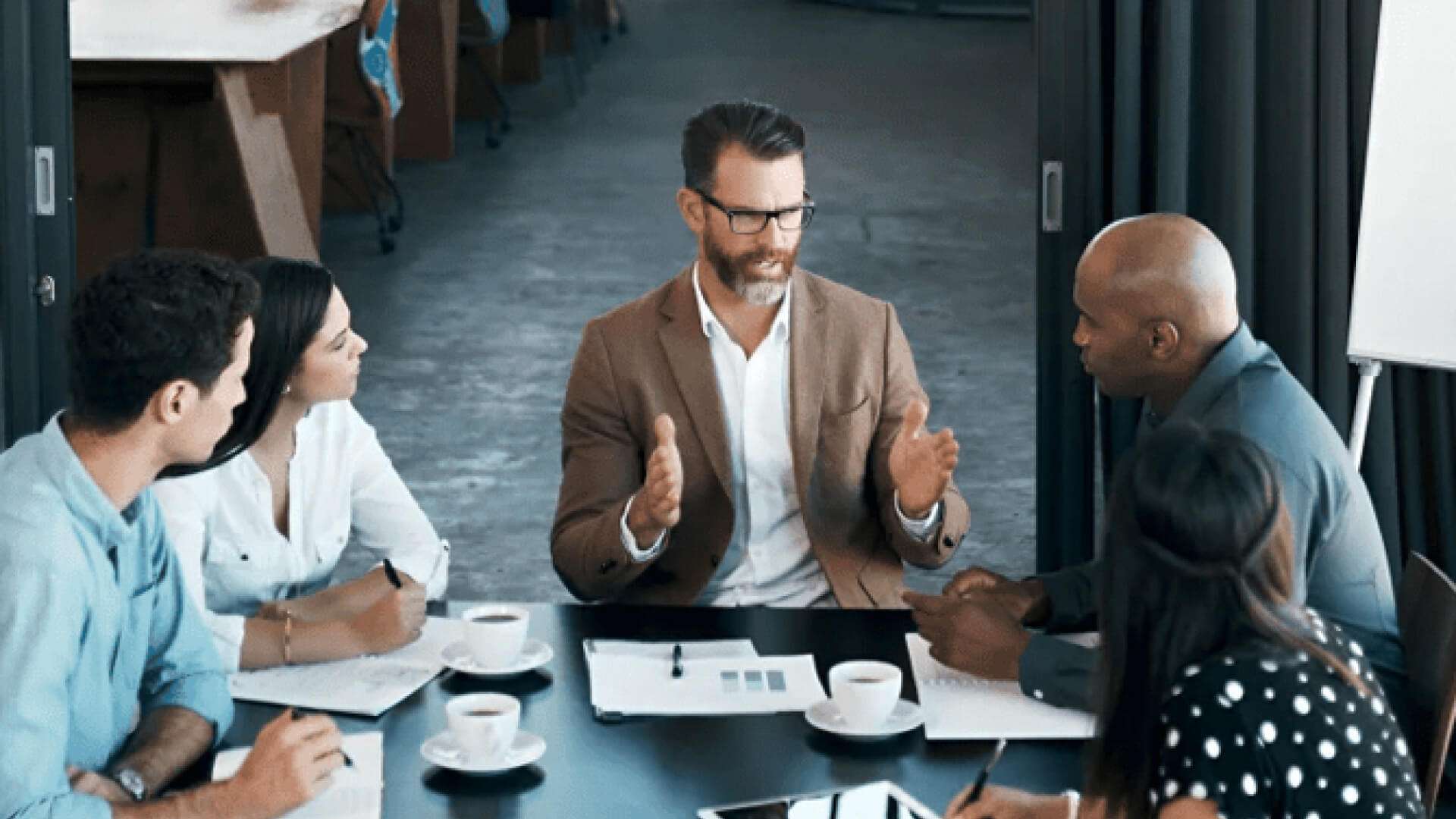 Voici plusieurs propositions de textes alternatifs pour cette image de réunion, en fonction de l'usage prévu : Option 1 : Descriptive (Pour l'accessibilité web)