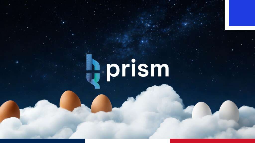 Composition graphique onirique affichant au centre le mot « prism » en lettres blanches, précédé d'un logo bleu abstrait en forme de ruban, le tout se détachant sur un ciel nocturne étoilé. En dessous, cinq œufs (trois bruns à gauche et deux blancs à droite) sont délicatement posés sur un épais lit de nuages blancs. L'image est soulignée en bas par une bande tricolore bleu, blanc, rouge, et comporte un carré bleu bordé de blanc dans son coin supérieur droit.