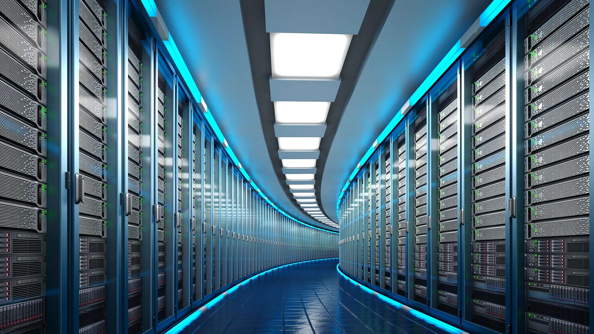 Allée d’un centre de données moderne avec des rangées de serveurs informatiques en racks de chaque côté, éclairés par des lumières bleues, formant un couloir courbé avec un plafond lumineux et un sol technique.