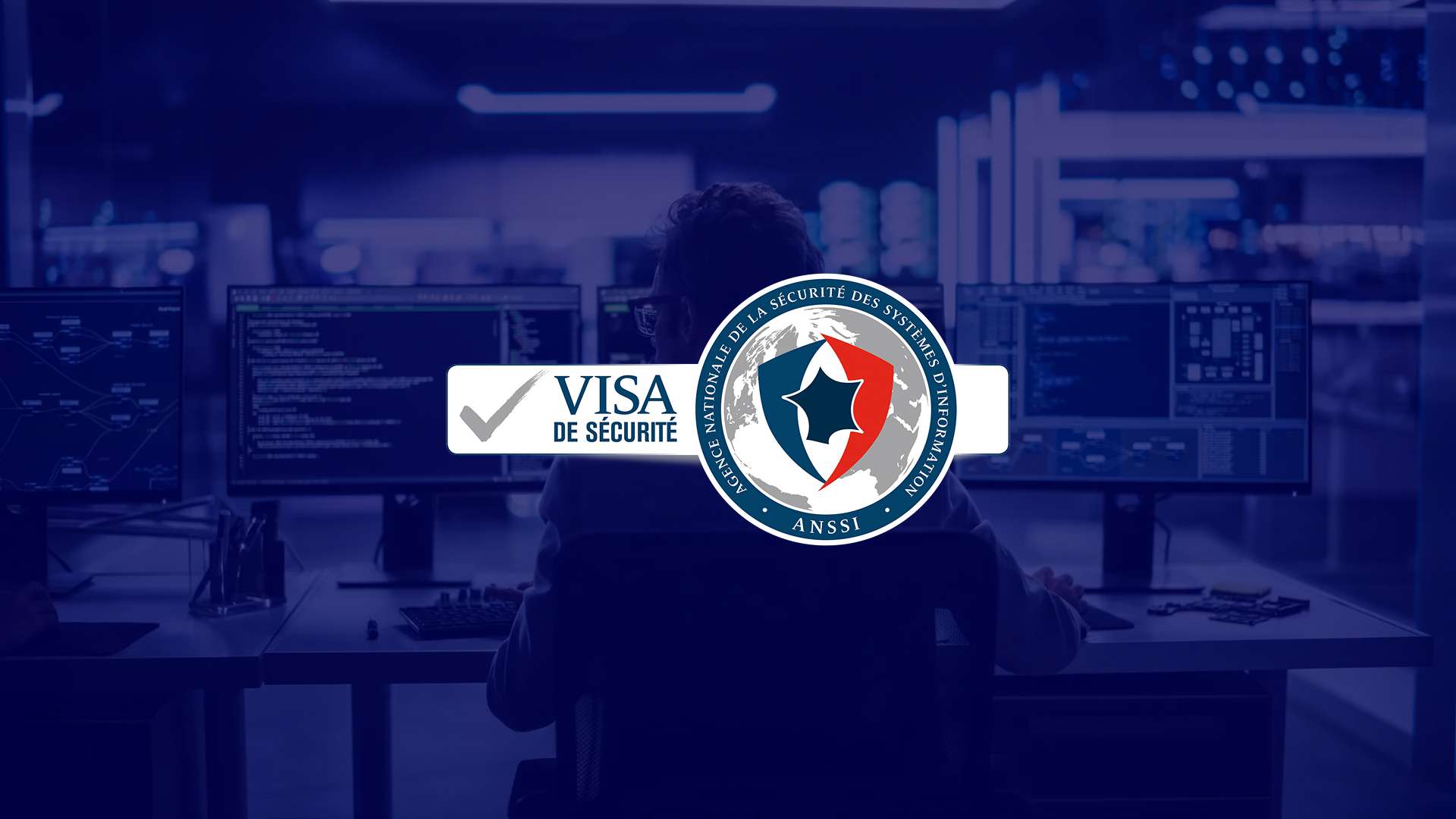 Visa de sécurité Passi sur fond ou l'on apperçoit un informaticien.