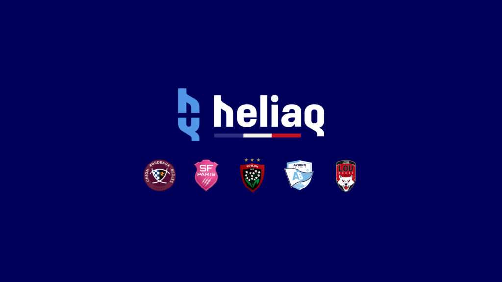 Logos de cinq clubs de rugby français affichés sur une pelouse avec des poteaux de rugby en arrière-plan au coucher du soleil. Les logos visibles sont ceux de l’Union Bordeaux-Bègles, du Stade Français Paris, du RC Toulon, de l’Aviron Bayonnais et du LOU Rugby. Le terrain est éclairé par une lumière dorée, avec l’arrière-plan volontairement flou.