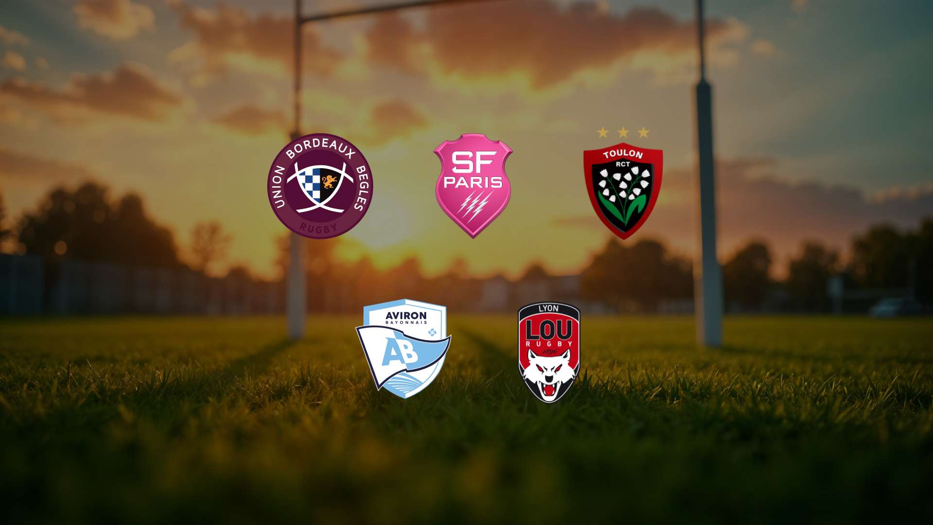 Logos de quatre clubs de rugby français affichés sur une pelouse avec des poteaux de rugby en arrière-plan au coucher du soleil. Les logos visibles sont ceux de l’Union Bordeaux-Bègles, du Stade Français Paris, du RC Toulon, de l’Aviron et du LOU rugby